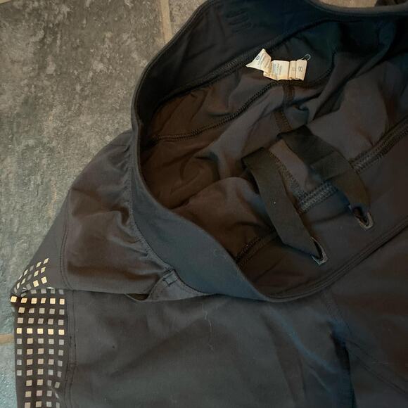 Men’s lulu lemon shorts size - Picture 2 of 3